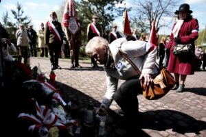 21.04.2016 Huta Szklana. Uroczystość pod Krzyżami Katyńskimi upamiętniająca ofiary zbrodni katyńskiej. / Jarosław Kubalski / Radio Kielce