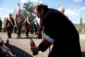 21.04.2016 Huta Szklana. Uroczystość pod Krzyżami Katyńskimi upamiętniająca ofiary zbrodni katyńskiej. / Jarosław Kubalski / Radio Kielce