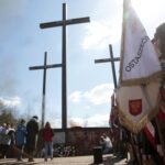 21.04.2016 Huta Szklana. Uroczystość pod Krzyżami Katyńskimi upamiętniająca ofiary zbrodni katyńskiej. / Jarosław Kubalski / Radio Kielce
