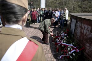 21.04.2016 Huta Szklana. Uroczystość pod Krzyżami Katyńskimi upamiętniająca ofiary zbrodni katyńskiej. / Jarosław Kubalski / Radio Kielce