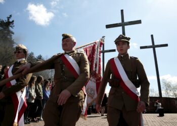21.04.2016 Huta Szklana. Uroczystość pod Krzyżami Katyńskimi upamiętniająca ofiary zbrodni katyńskiej. / Jarosław Kubalski / Radio Kielce