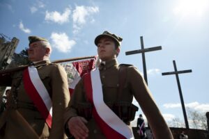 21.04.2016 Huta Szklana. Uroczystość pod Krzyżami Katyńskimi upamiętniająca ofiary zbrodni katyńskiej. / Jarosław Kubalski / Radio Kielce