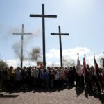 21.04.2016 Huta Szklana. Uroczystość pod Krzyżami Katyńskimi upamiętniająca ofiary zbrodni katyńskiej. / Jarosław Kubalski / Radio Kielce