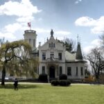 21.04.2016 Oblęgorek. Rozpoczęcie sezonu turystycznego. Widok na pałacyk. / Jarosław Kubalski / Radio Kielce