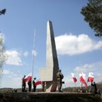 22.04.2016 Dyminy. Uroczystości pod pomnikiem pomordowanych mieszkańców przez Niemców w czasie II wojny światowej. / Jarosław Kubalski / Radio Kielce