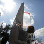 22.04.2016 Dyminy. Uroczystości pod pomnikiem pomordowanych mieszkańców przez Niemców w czasie II wojny światowej. / Jarosław Kubalski / Radio Kielce