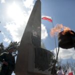 22.04.2016 Dyminy. Uroczystości pod pomnikiem pomordowanych mieszkańców przez Niemców w czasie II wojny światowej. / Jarosław Kubalski / Radio Kielce