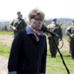 22.04.2016 Dyminy. Uroczystości pod pomnikiem pomordowanych mieszkańców przez Niemców w czasie II wojny światowej. Naczelnik kieleckiego IPN- Dorota Koczwańska-Kalita. / Jarosław Kubalski / Radio Kielce