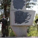 22.04.2016 Dyminy. Uroczystości pod pomnikiem pomordowanych mieszkańców przez Niemców w czasie II wojny światowej. / Jarosław Kubalski / Radio Kielce