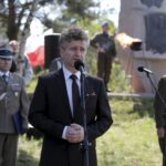 22.04.2016 Dyminy. Uroczystości pod pomnikiem pomordowanych mieszkańców przez Niemców w czasie II wojny światowej. Senator Krzysztof Słoń. / Jarosław Kubalski / Radio Kielce
