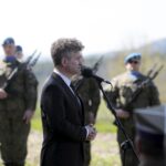 22.04.2016 Dyminy. Uroczystości pod pomnikiem pomordowanych mieszkańców przez Niemców w czasie II wojny światowej. Senator Krzysztof Słoń. / Jarosław Kubalski / Radio Kielce