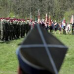 22.04.2016 Dyminy. Uroczystości pod pomnikiem pomordowanych mieszkańców przez Niemców w czasie II wojny światowej. / Jarosław Kubalski / Radio Kielce