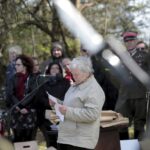 22.04.2016 Dyminy. Uroczystości pod pomnikiem pomordowanych mieszkańców przez Niemców w czasie II wojny światowej. / Jarosław Kubalski / Radio Kielce