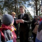 22.04.2016 Dyminy. Uroczystości pod pomnikiem pomordowanych mieszkańców przez Niemców w czasie II wojny światowej. / Jarosław Kubalski / Radio Kielce