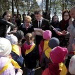 22.04.2016 Dyminy. Uroczystości pod pomnikiem pomordowanych mieszkańców przez Niemców w czasie II wojny światowej. / Jarosław Kubalski / Radio Kielce