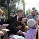 22.04.2016 Dyminy. Uroczystości pod pomnikiem pomordowanych mieszkańców przez Niemców w czasie II wojny światowej. / Jarosław Kubalski / Radio Kielce