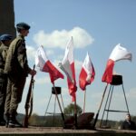 22.04.2016 Dyminy. Uroczystości pod pomnikiem pomordowanych mieszkańców przez Niemców w czasie II wojny światowej. / Jarosław Kubalski / Radio Kielce