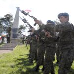 22.04.2016 Dyminy. Uroczystości pod pomnikiem pomordowanych mieszkańców przez Niemców w czasie II wojny światowej. / Jarosław Kubalski / Radio Kielce