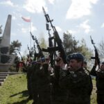 22.04.2016 Dyminy. Uroczystości pod pomnikiem pomordowanych mieszkańców przez Niemców w czasie II wojny światowej. / Jarosław Kubalski / Radio Kielce