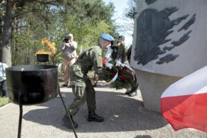 22.04.2016 Dyminy. Uroczystości pod pomnikiem pomordowanych mieszkańców przez Niemców w czasie II wojny światowej. / Jarosław Kubalski / Radio Kielce