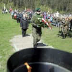 22.04.2016 Dyminy. Uroczystości pod pomnikiem pomordowanych mieszkańców przez Niemców w czasie II wojny światowej. / Jarosław Kubalski / Radio Kielce