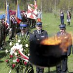 22.04.2016 Dyminy. Uroczystości pod pomnikiem pomordowanych mieszkańców przez Niemców w czasie II wojny światowej. / Jarosław Kubalski / Radio Kielce