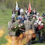 22.04.2016 Dyminy. Uroczystości pod pomnikiem pomordowanych mieszkańców przez Niemców w czasie II wojny światowej. / Jarosław Kubalski / Radio Kielce