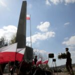 22.04.2016 Dyminy. Uroczystości pod pomnikiem pomordowanych mieszkańców przez Niemców w czasie II wojny światowej. / Jarosław Kubalski / Radio Kielce