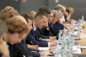 26.04.2016 Kielce. Eksperci z Komisji Europejskiej, Banku Światowego i przedstawiciele Ministerstwa Rozwoju spotkali się w Targach Kielce w celu omówienia wspierania regionów słabo rozwijających się. / Jarosław Kubalski / Radio Kielce