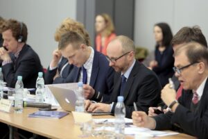 26.04.2016 Kielce. Eksperci z Komisji Europejskiej, Banku Światowego i przedstawiciele Ministerstwa Rozwoju spotkali się w Targach Kielce w celu omówienia wspierania regionów słabo rozwijających się. / Jarosław Kubalski / Radio Kielce