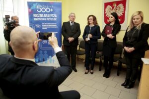 27.04.2016 Złota. Wojewoda Agata Wojtyszek wręczyła decyzje o przyznaniu świadczeń 500 plus 10 rodzinom. / Jarosław Kubalski / Radio Kielce