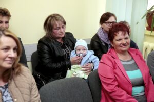 27.04.2016 Złota. Wojewoda Agata Wojtyszek wręczyła decyzje o przyznaniu świadczeń 500 plus 10 rodzinom. / Jarosław Kubalski / Radio Kielce