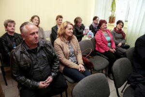 27.04.2016 Złota. Wojewoda Agata Wojtyszek wręczyła decyzje o przyznaniu świadczeń 500 plus 10 rodzinom. / Jarosław Kubalski / Radio Kielce