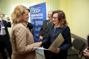 27.04.2016 Złota. Wojewoda Agata Wojtyszek wręczyła decyzje o przyznaniu świadczeń 500 plus 10 rodzinom. / Jarosław Kubalski / Radio Kielce