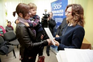 27.04.2016 Złota. Wojewoda Agata Wojtyszek wręczyła decyzje o przyznaniu świadczeń 500 plus 10 rodzinom. / Jarosław Kubalski / Radio Kielce