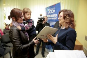 27.04.2016 Złota. Wojewoda Agata Wojtyszek wręczyła decyzje o przyznaniu świadczeń 500 plus 10 rodzinom. / Jarosław Kubalski / Radio Kielce