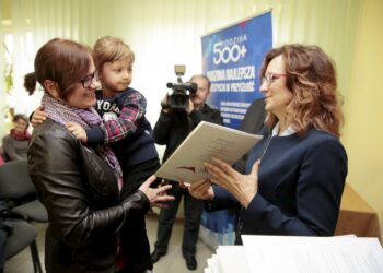 27.04.2016 Złota. Wojewoda Agata Wojtyszek wręczyła decyzje o przyznaniu świadczeń 500 plus 10 rodzinom. / Jarosław Kubalski / Radio Kielce