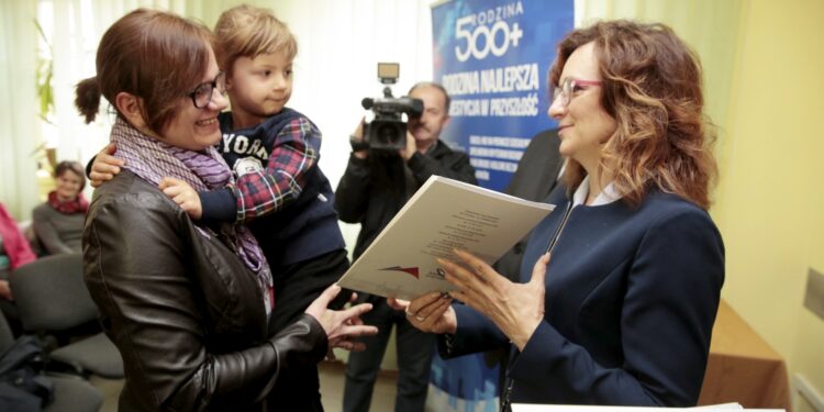 27.04.2016 Złota. Wojewoda Agata Wojtyszek wręczyła decyzje o przyznaniu świadczeń 500 plus 10 rodzinom. / Jarosław Kubalski / Radio Kielce
