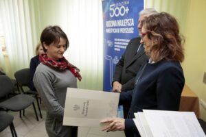 27.04.2016 Złota. Wojewoda Agata Wojtyszek wręczyła decyzje o przyznaniu świadczeń 500 plus 10 rodzinom. / Jarosław Kubalski / Radio Kielce