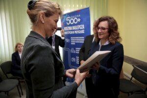 27.04.2016 Złota. Wojewoda Agata Wojtyszek wręczyła decyzje o przyznaniu świadczeń 500 plus 10 rodzinom. / Jarosław Kubalski / Radio Kielce