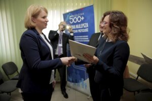 27.04.2016 Złota. Wojewoda Agata Wojtyszek wręczyła decyzje o przyznaniu świadczeń 500 plus 10 rodzinom. / Jarosław Kubalski / Radio Kielce