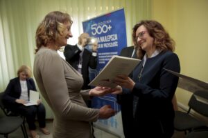 27.04.2016 Złota. Wojewoda Agata Wojtyszek wręczyła decyzje o przyznaniu świadczeń 500 plus 10 rodzinom. / Jarosław Kubalski / Radio Kielce