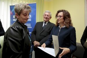 27.04.2016 Złota. Wojewoda Agata Wojtyszek wręczyła decyzje o przyznaniu świadczeń 500 plus 10 rodzinom. / Jarosław Kubalski / Radio Kielce