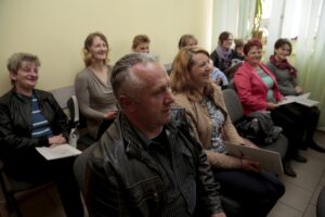 27.04.2016 Złota. Wojewoda Agata Wojtyszek wręczyła decyzje o przyznaniu świadczeń 500 plus 10 rodzinom. / Jarosław Kubalski / Radio Kielce