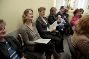 27.04.2016 Złota. Wojewoda Agata Wojtyszek wręczyła decyzje o przyznaniu świadczeń 500 plus 10 rodzinom. / Jarosław Kubalski / Radio Kielce