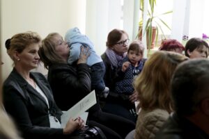 27.04.2016 Złota. Wojewoda Agata Wojtyszek wręczyła decyzje o przyznaniu świadczeń 500 plus 10 rodzinom. / Jarosław Kubalski / Radio Kielce