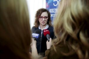 27.04.2016 Złota. Wojewoda Agata Wojtyszek wręczyła decyzje o przyznaniu świadczeń 500 plus 10 rodzinom. / Jarosław Kubalski / Radio Kielce