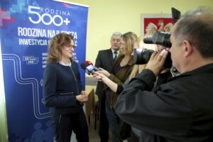 27.04.2016 Złota. Wojewoda Agata Wojtyszek wręczyła decyzje o przyznaniu świadczeń 500 plus 10 rodzinom. / Jarosław Kubalski / Radio Kielce