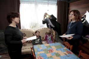 27.04.2016 Złota. Wojewoda Agata Wojtyszek wręczyła decyzje o przyznaniu świadczeń 500 plus 10 rodzinom. Odwiedziła tez rodzinę wielodzietną. / Jarosław Kubalski / Radio Kielce