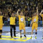 27.04.2016 Kielce. Mecz Ligi Mistrzów Vive Tauron Kielce - SG Flensburg Handewitt. Piłkarze Vive cieszą się ze zwycięstwa. / Jarosław Kubalski / Radio Kielce